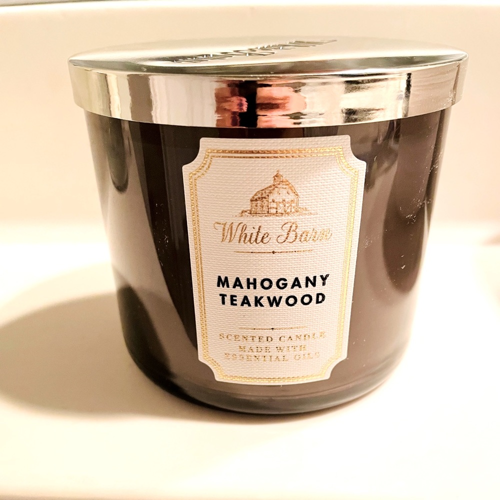 Mohagany Teakwood- White Barn 3-Wick Candle 14.5 OZ